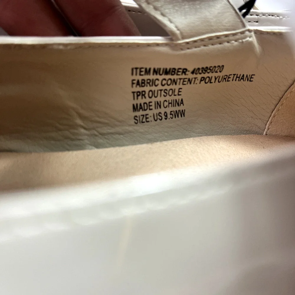 Torrid Shoe Womens 9.5 WW T-Strap Lug Mary Jane Beige Faux Patent Leather